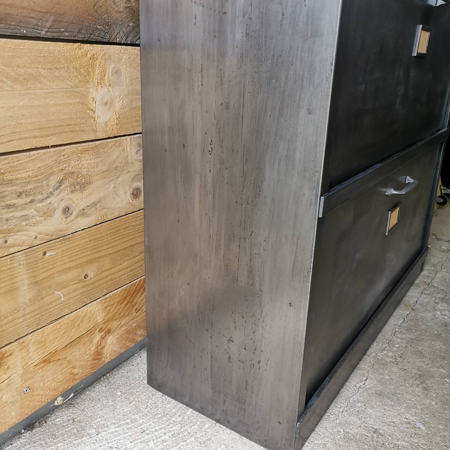 Meuble de métier à clapet basculant