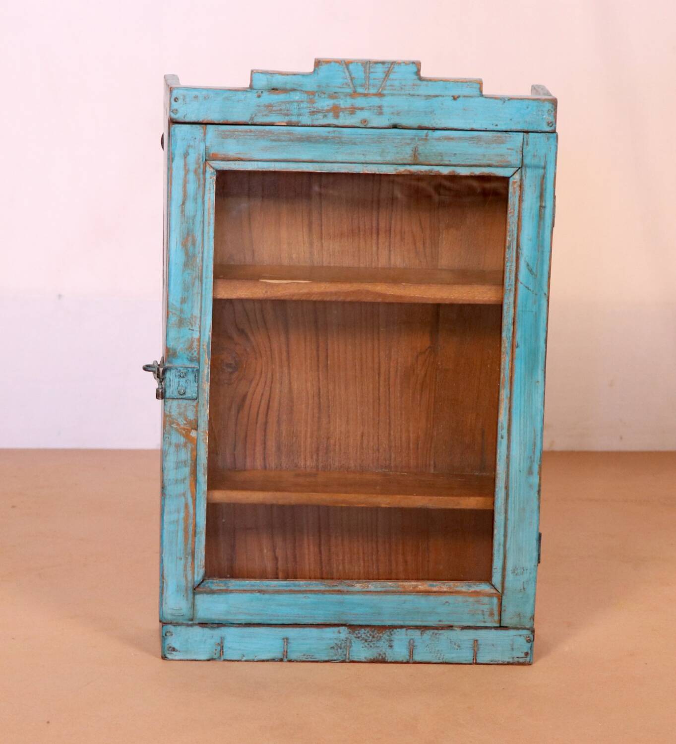 Ancienne vitrine murale art déco en teck birman patine bleue d’origine