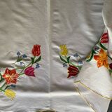 Drap ancien brodé à la maison