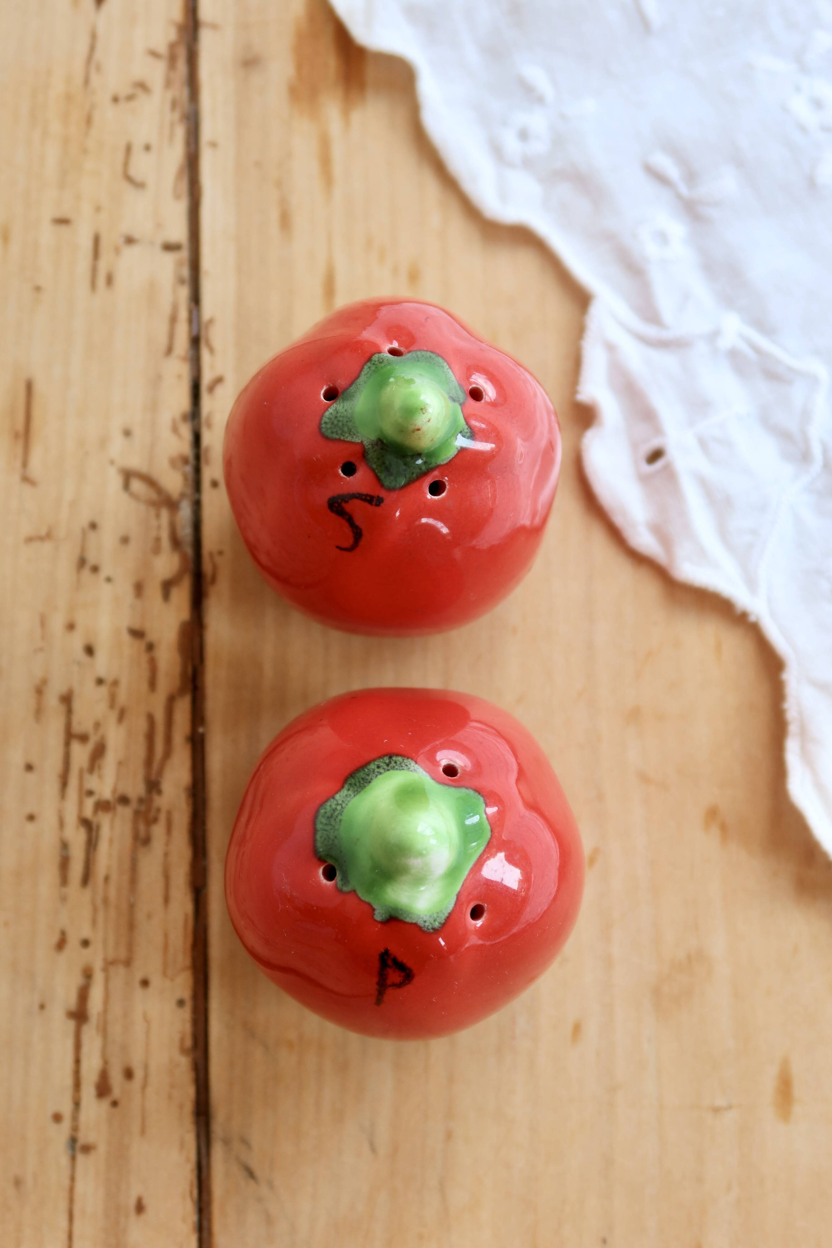 Salière et poivrier vintage en faïence forme tomate rouge