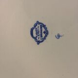 White background of great old dish. Frieze and reason central basket. Gien.