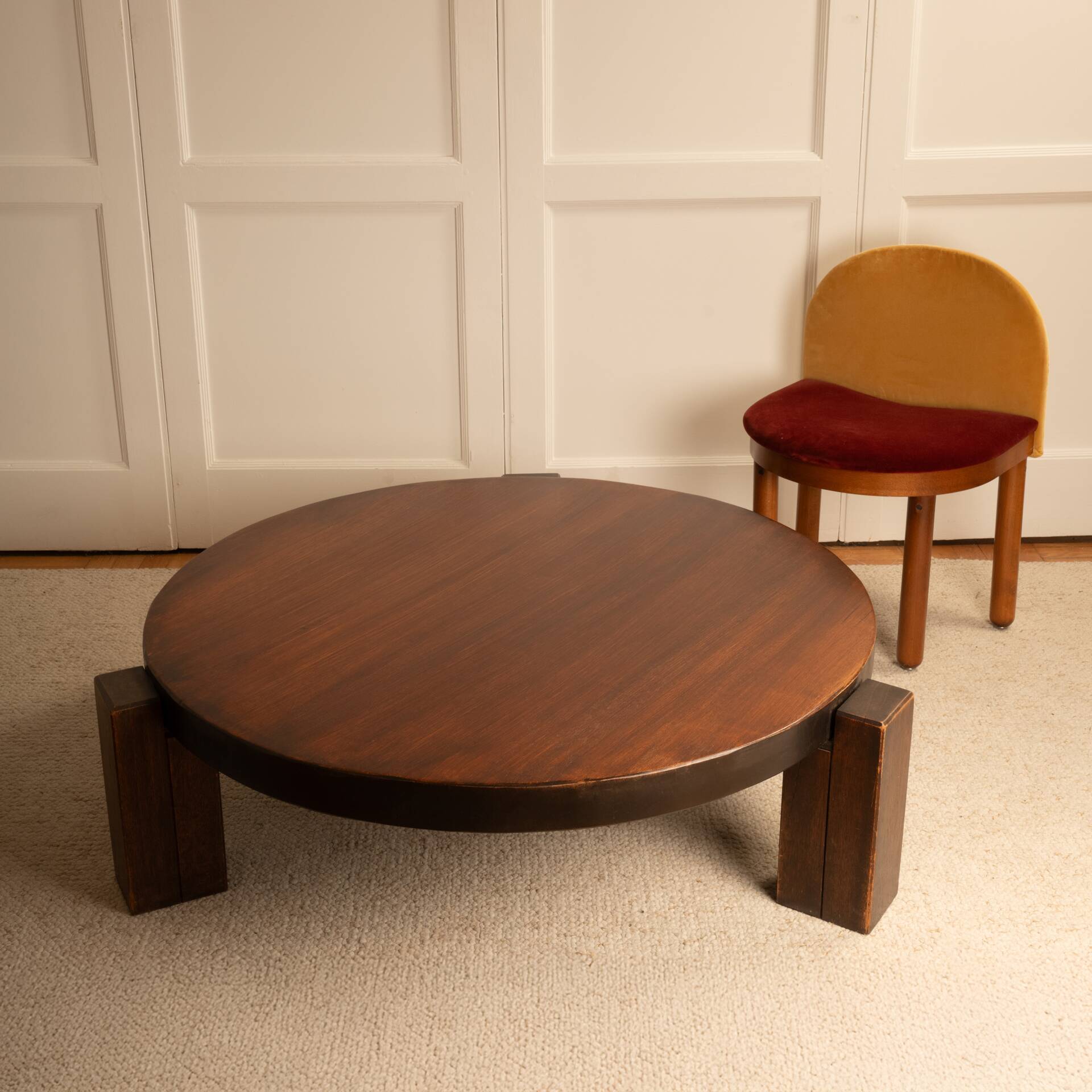Circular tripod coffee table in oak - 70s