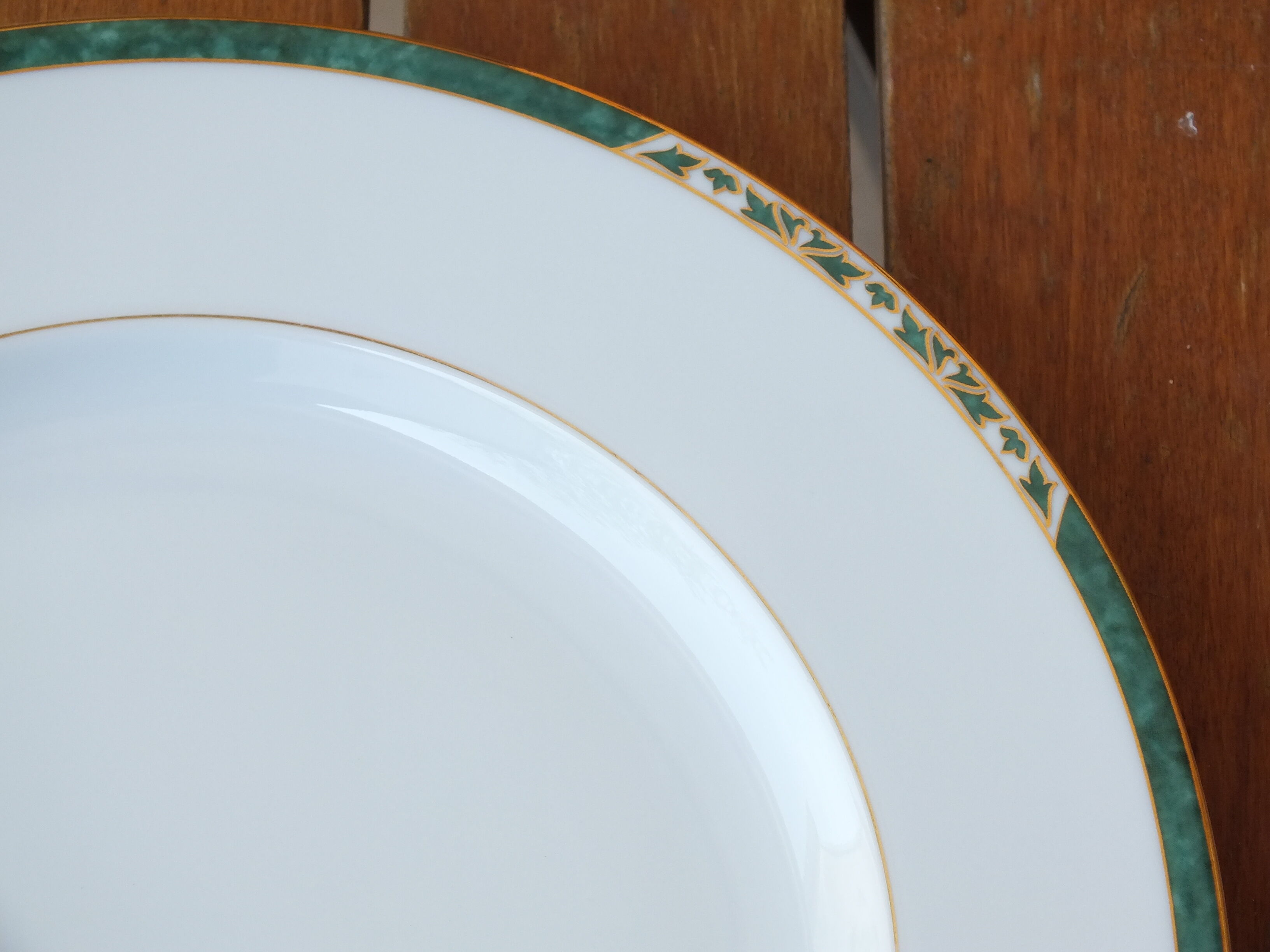 Flat porcelain plate of Limoges Philippe Deshoulières - Auray