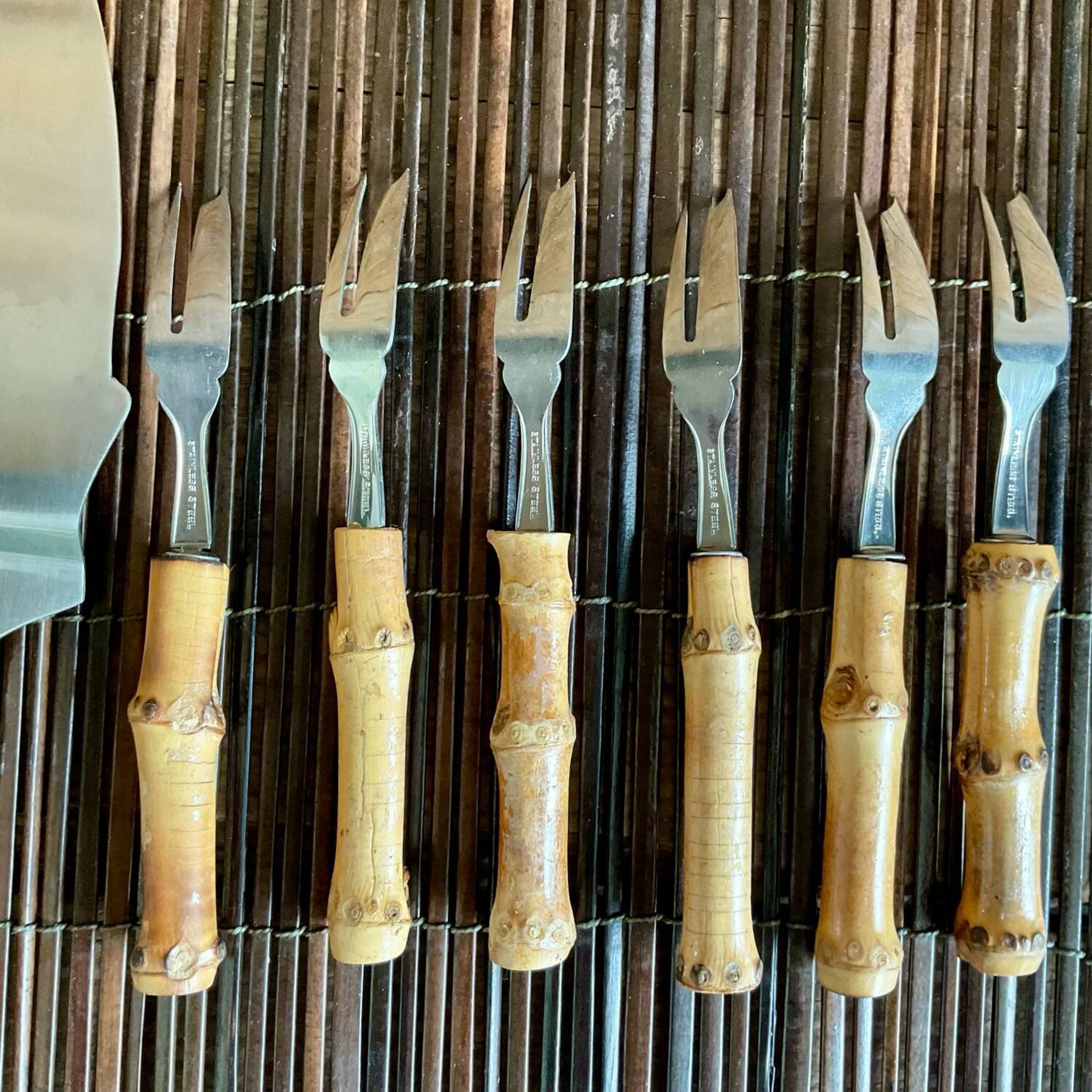 6 bamboo forks and a pie server