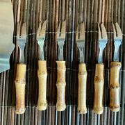 6 bamboo forks and a pie server