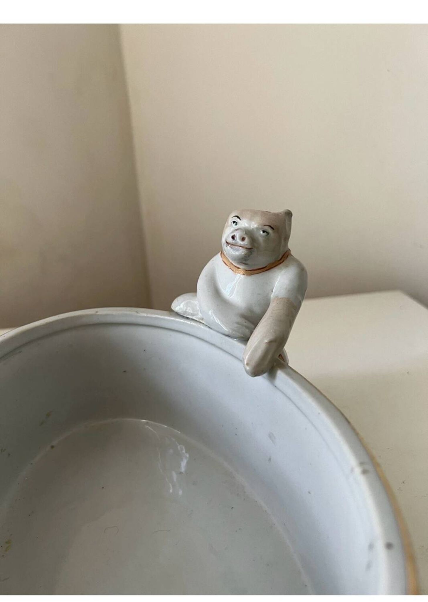 Antique Imari planter with zoomorphic dog decoration, 19th century.