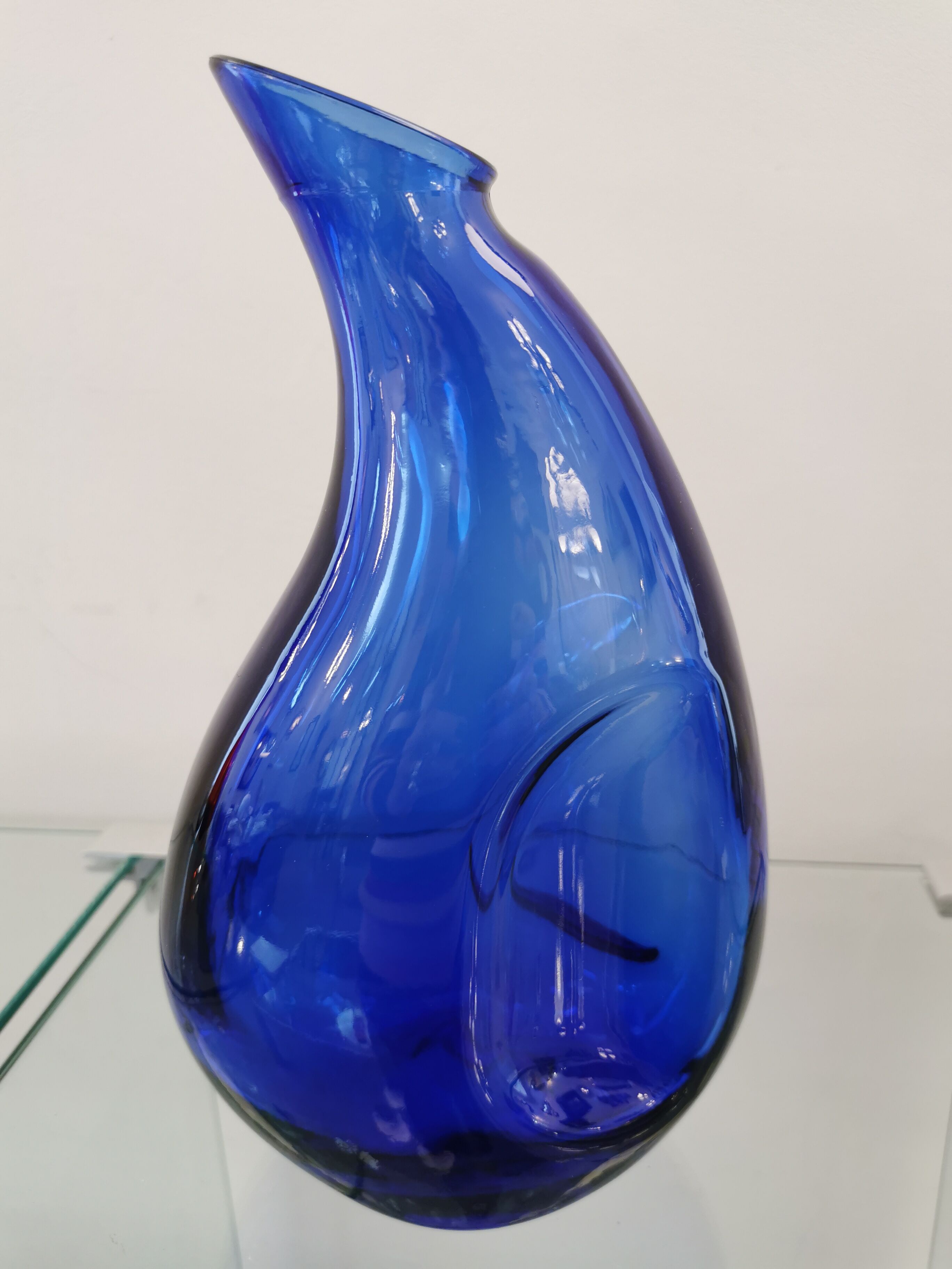Carafe en verre bleu vintage