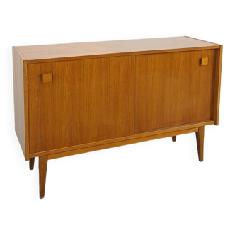 Dressoir vintage plus raffiné avec vierkante grepen et schuine poten