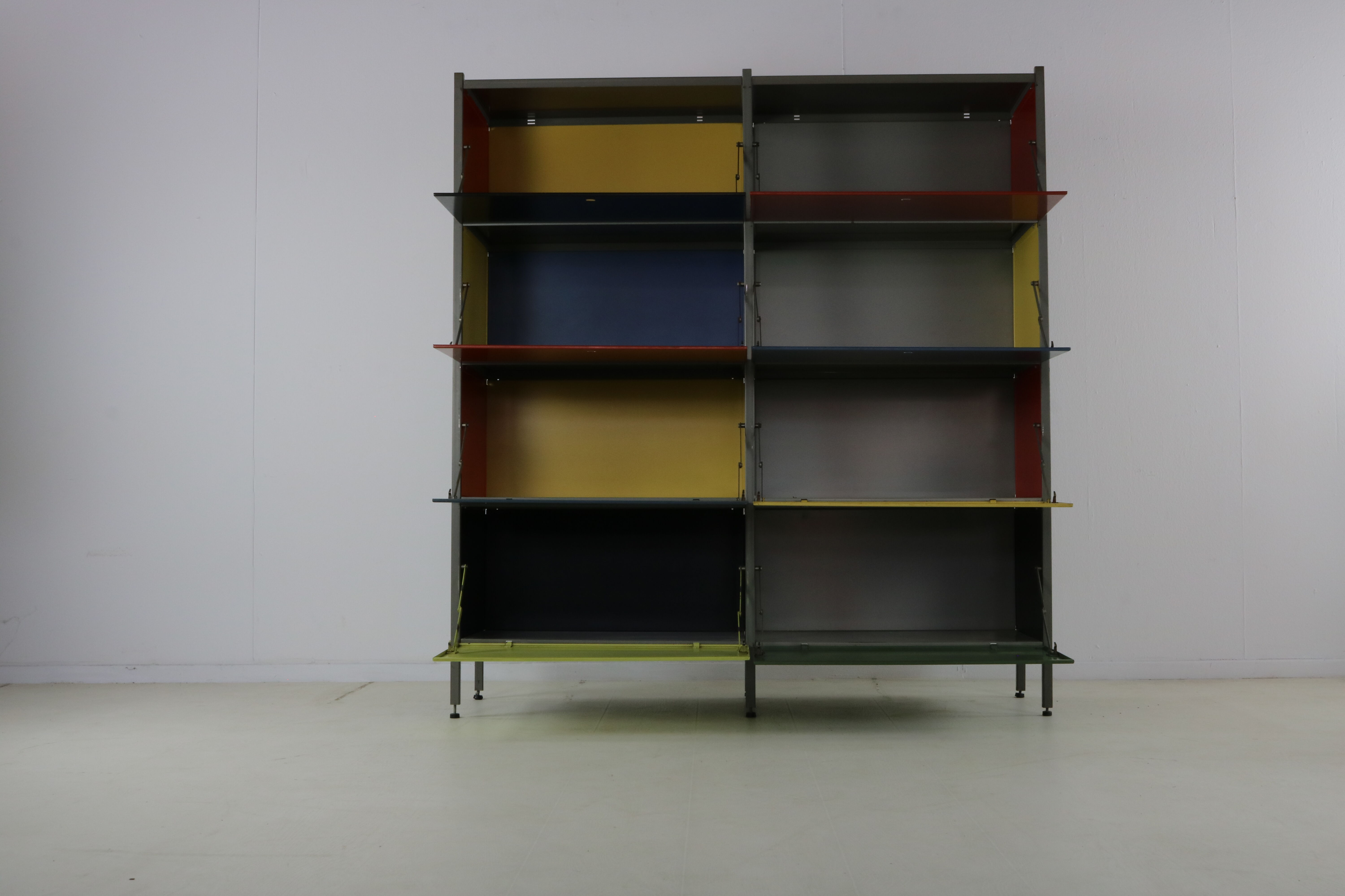 Rangement mural coloré des années 50 par Wim Rietveld pour Gispen