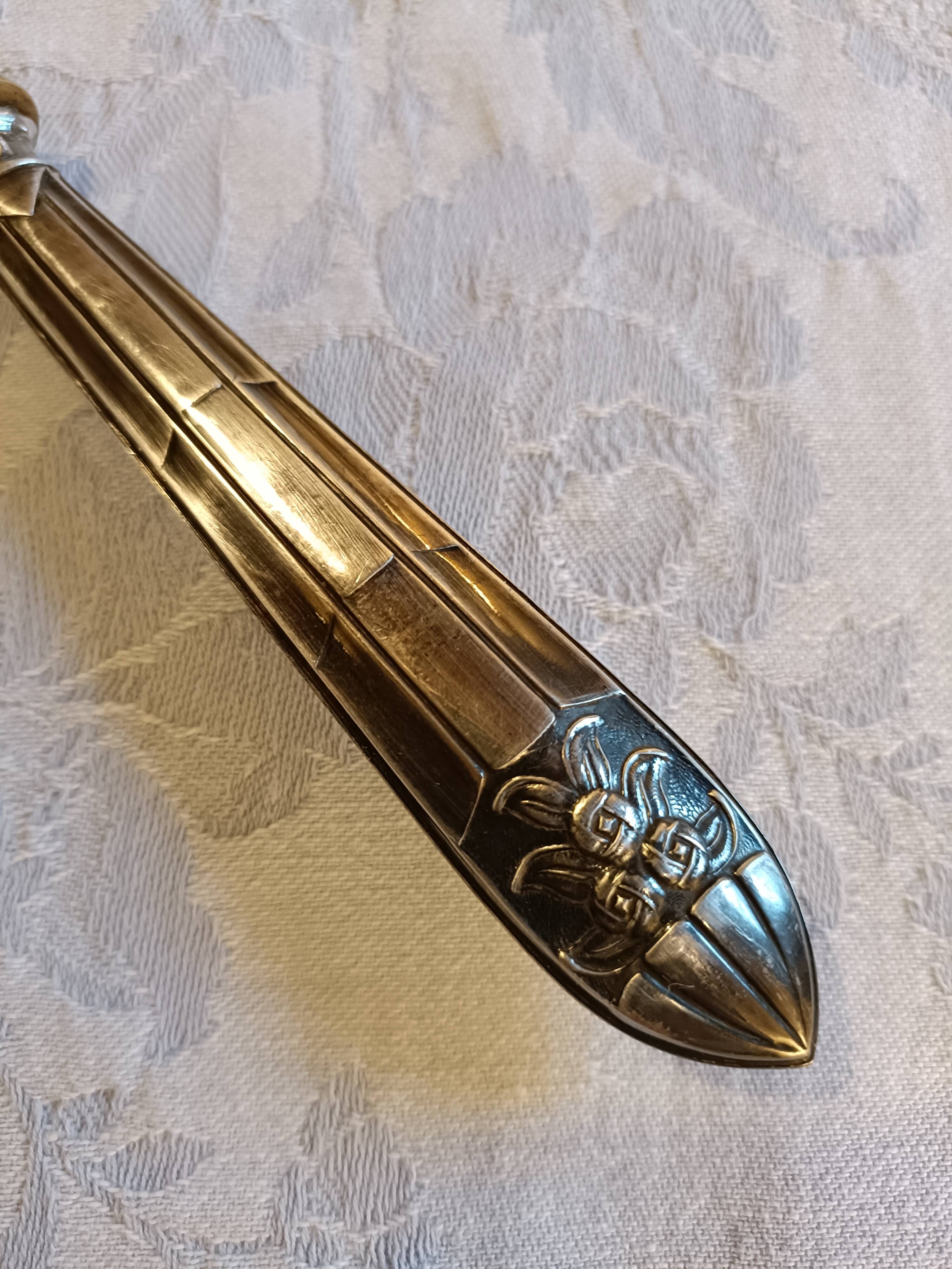 Silver cake shovel filled with silver metal