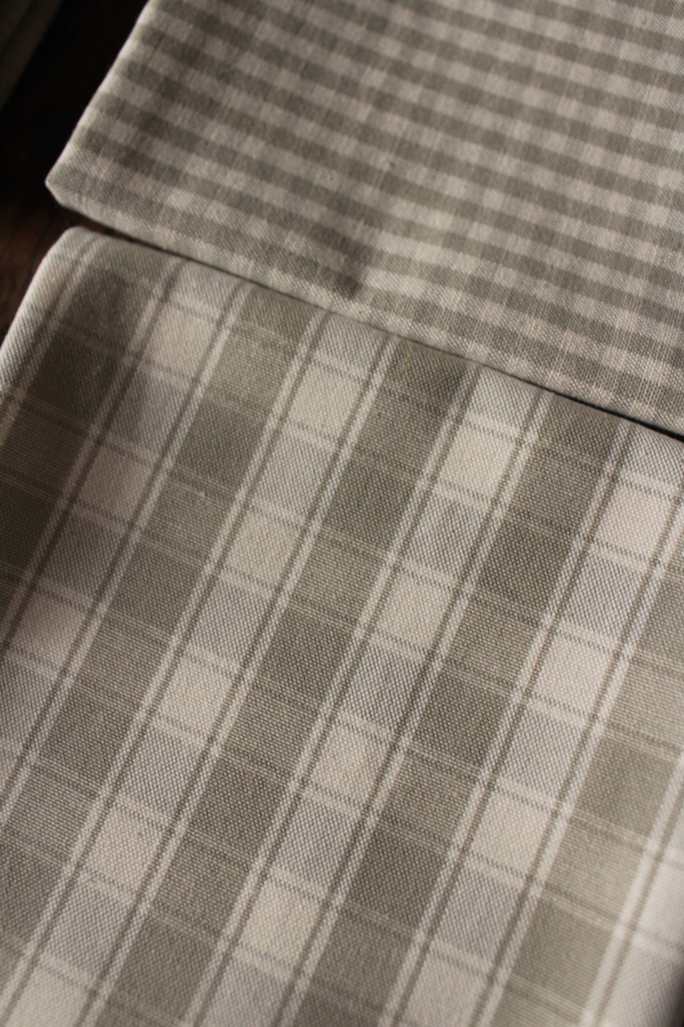 Lot 6 gingham cotton napkins and beige linen tiles