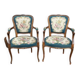 Paire de fauteuils brodés à la main. Noyer.