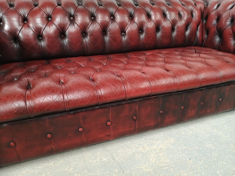 Canapé Chesterfield cuir rouge capitonné