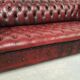 Canapé Chesterfield cuir rouge capitonné
