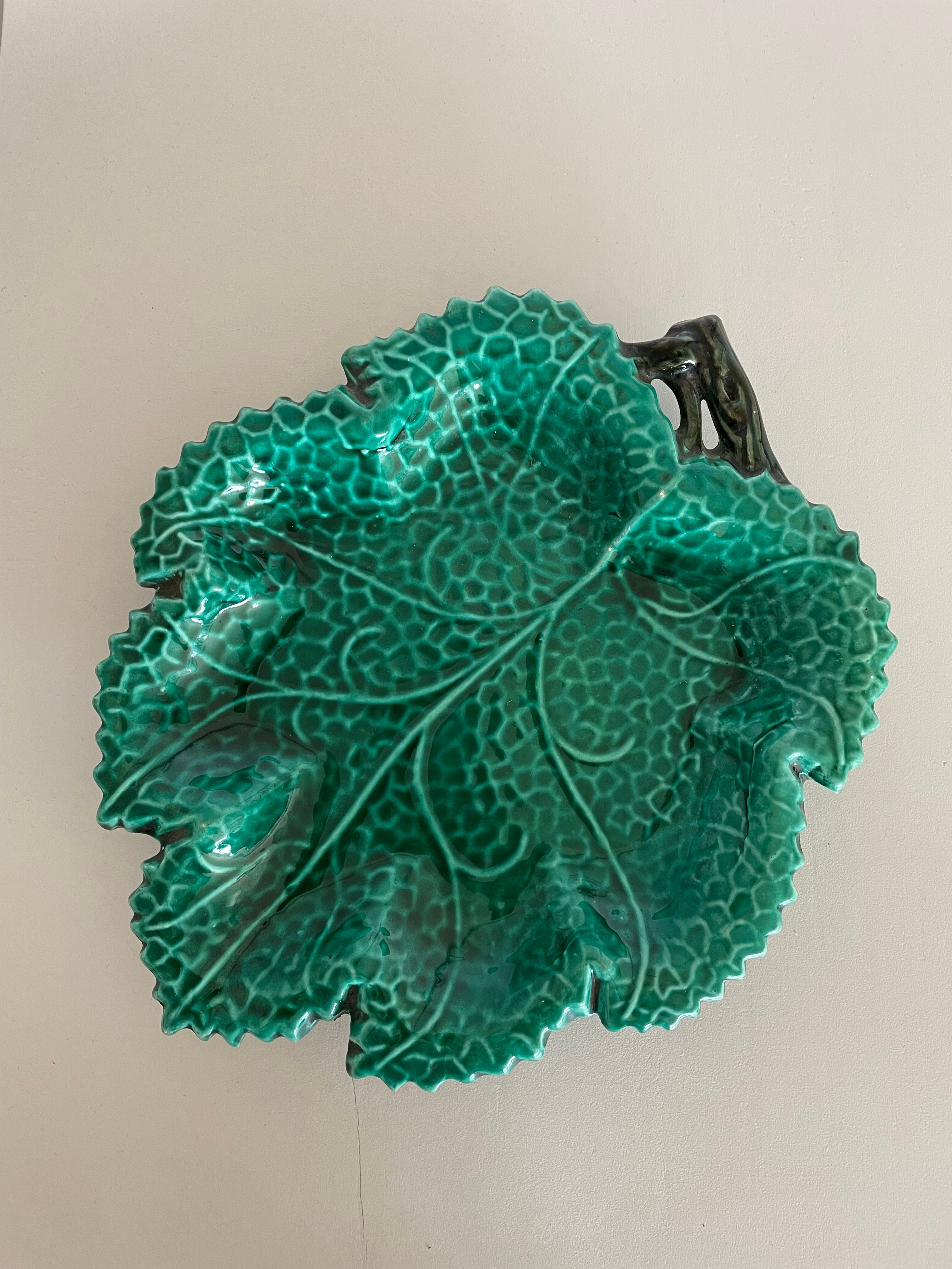 Empty pocket or small dish Vallauris leaf