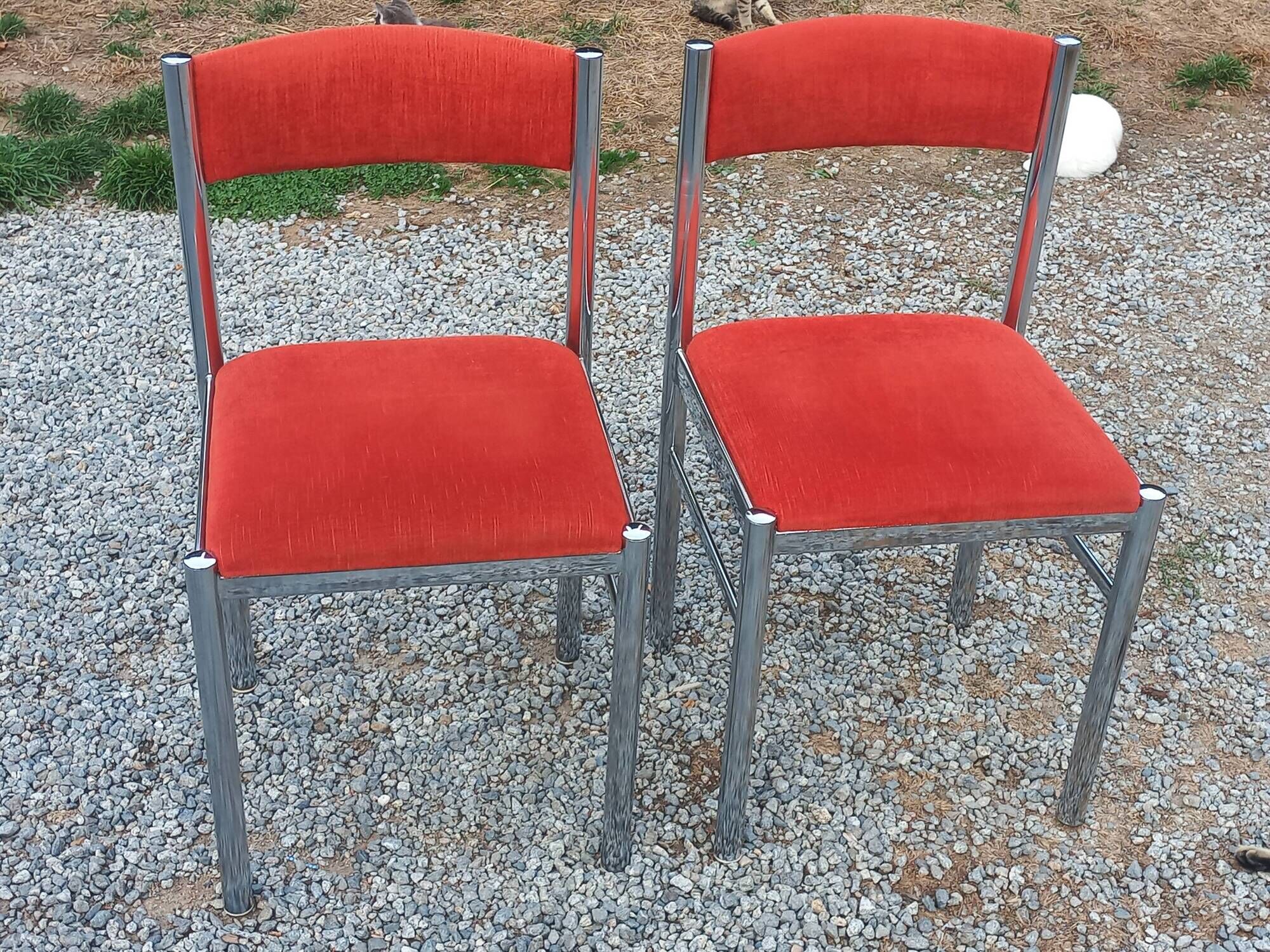 Pair of designer chairs in chrome metal and orange velvet from the 1970s.
