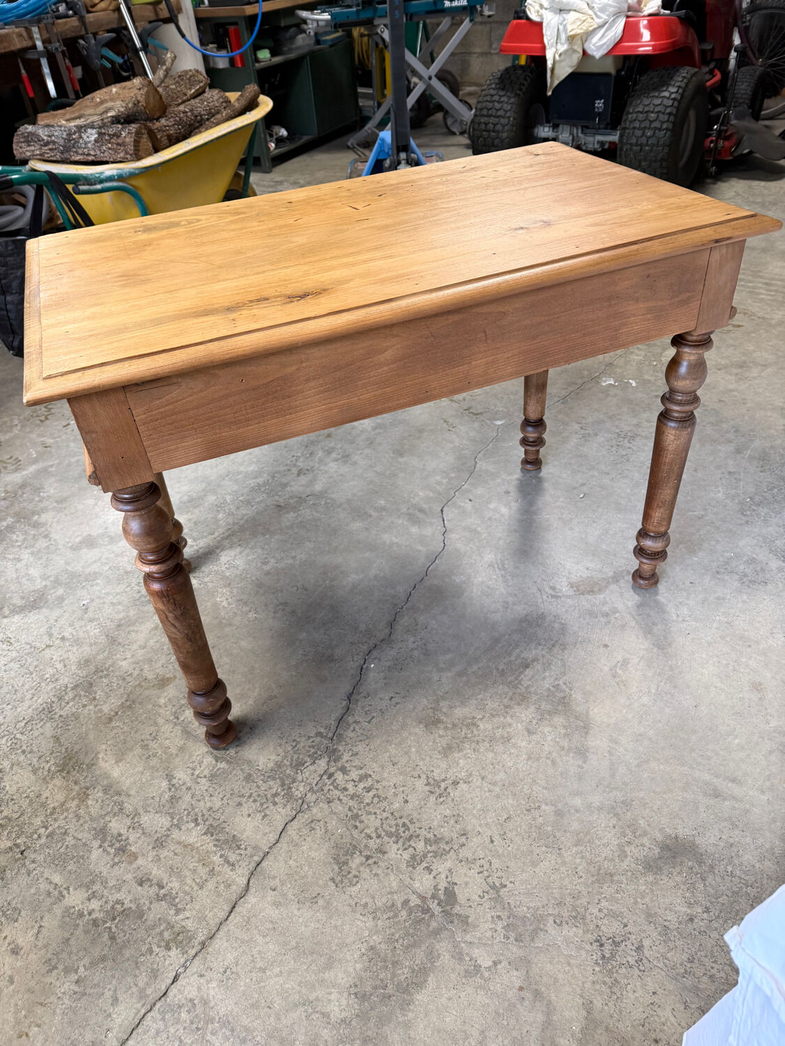 Desk table