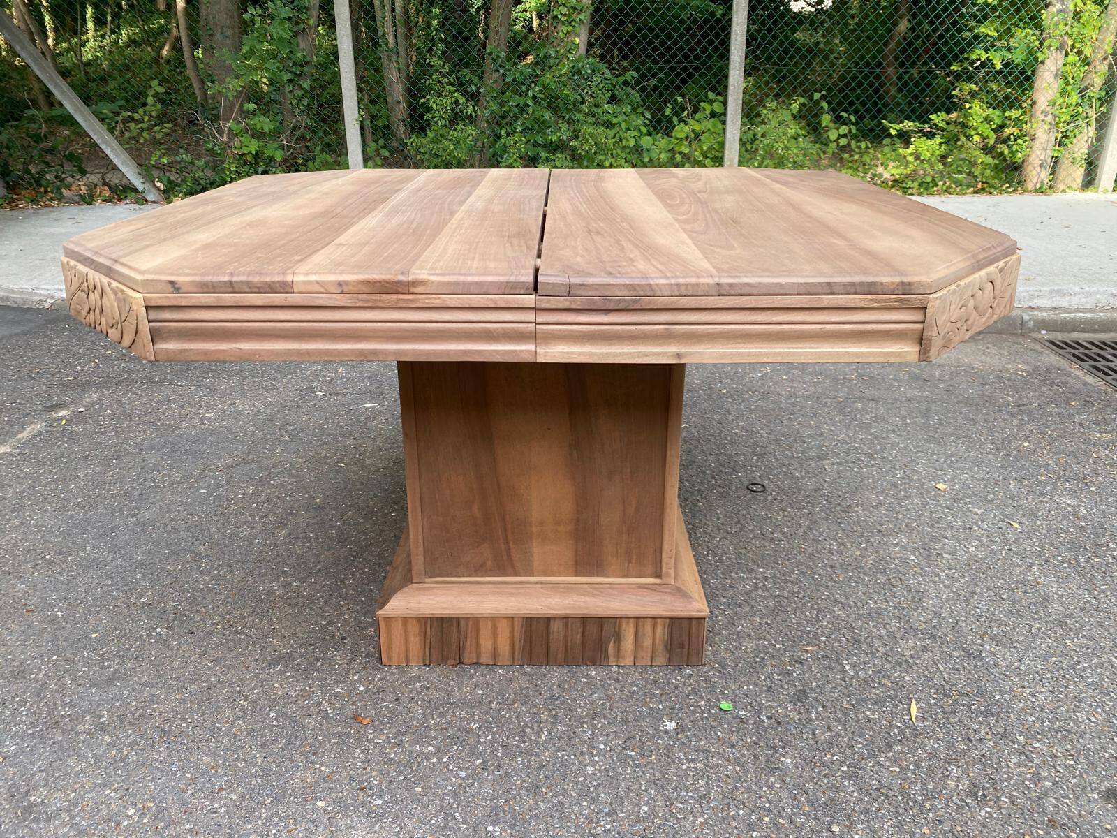 Art Deco extendable dining table renovated in solid walnut with a central leg 193.