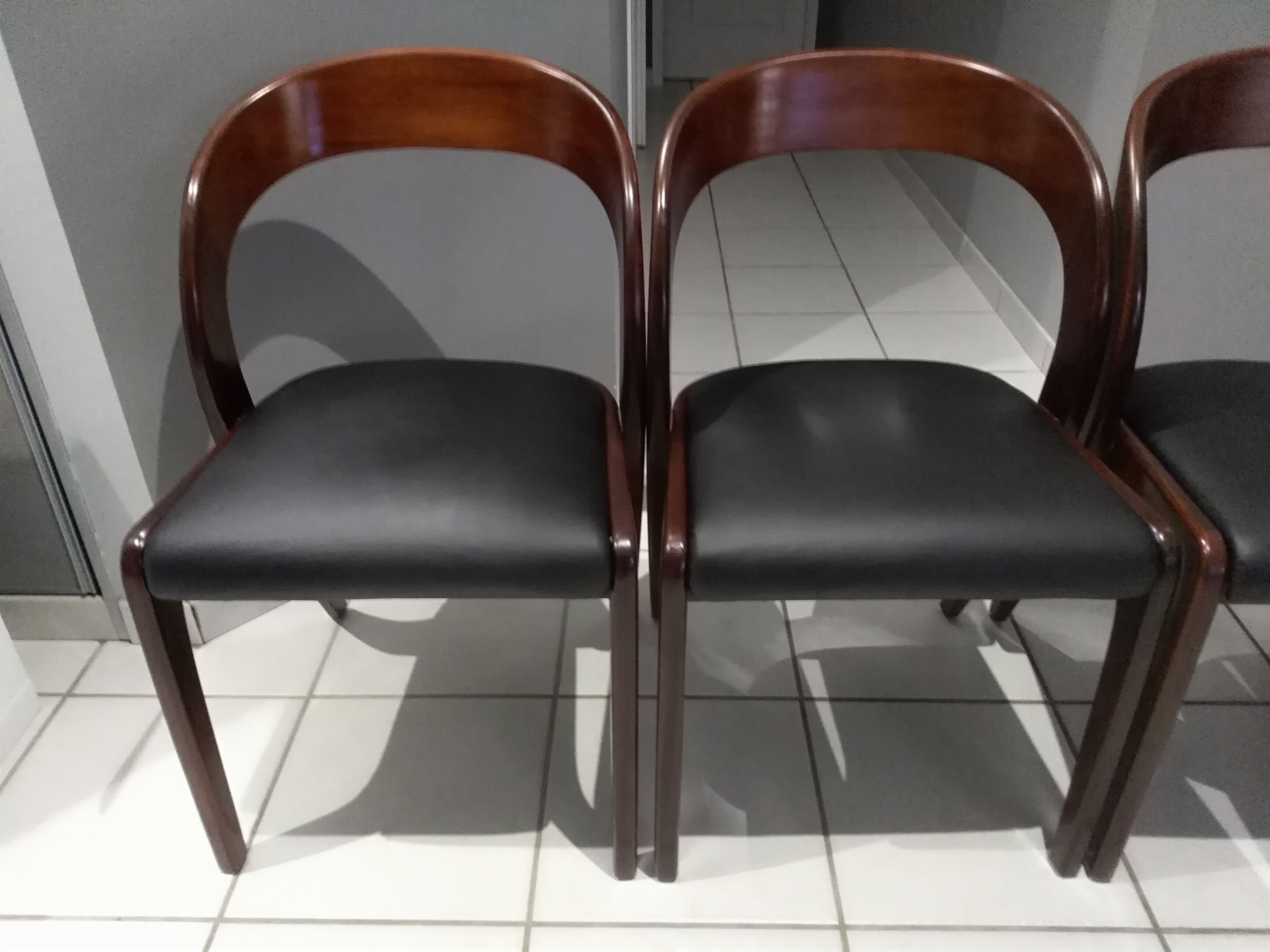 Suite de 4 Chaises a manger Baumann modèle " Gondole" années 1970