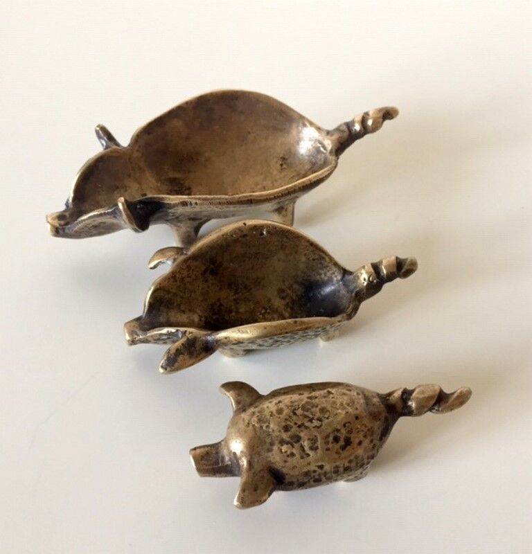 Stackable ashtrays in the shape of a pig