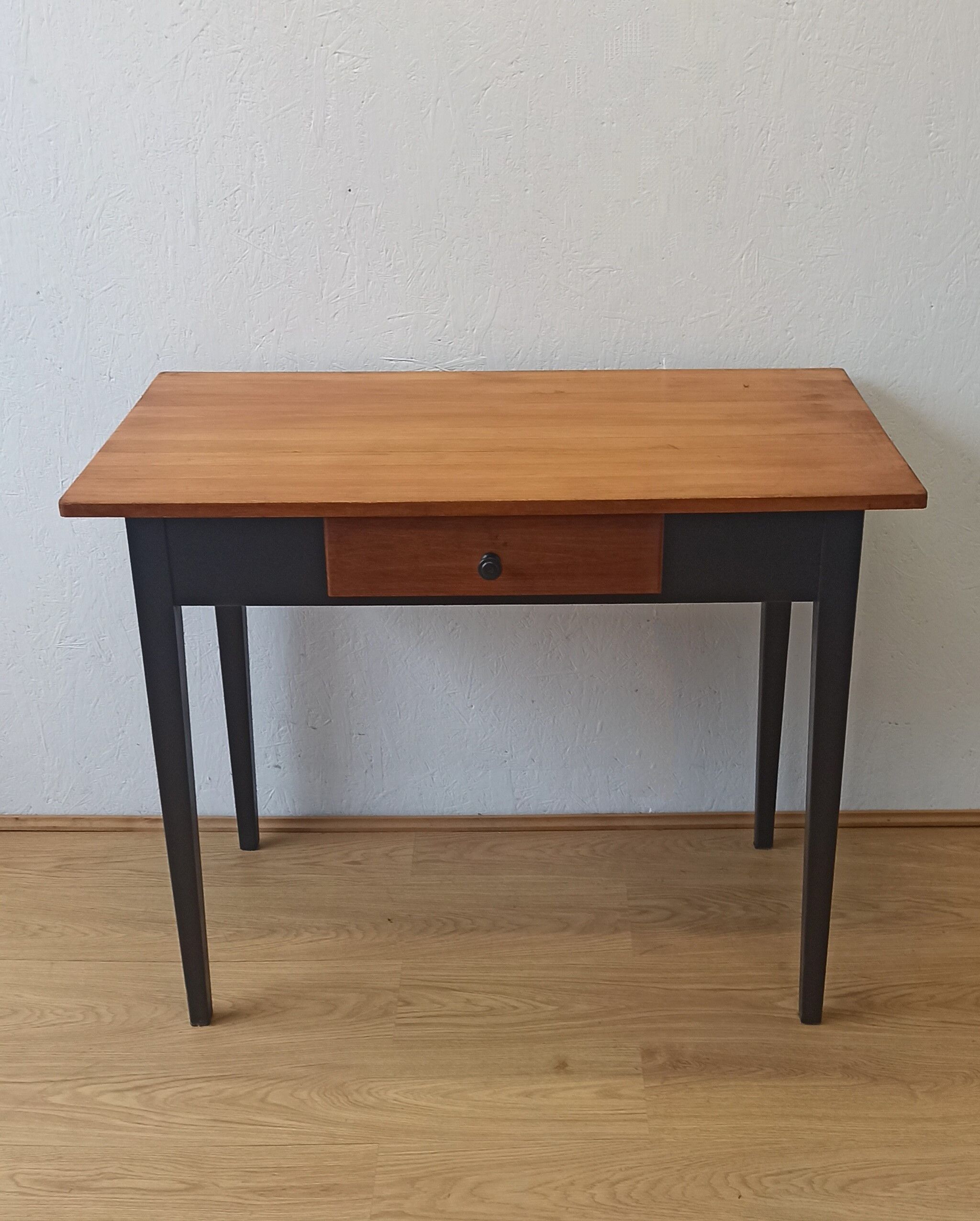 Minimalist kitchen table