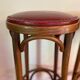 Paire de tabourets de bistrot en bois tourné et assise en skaï rouge XX siècle