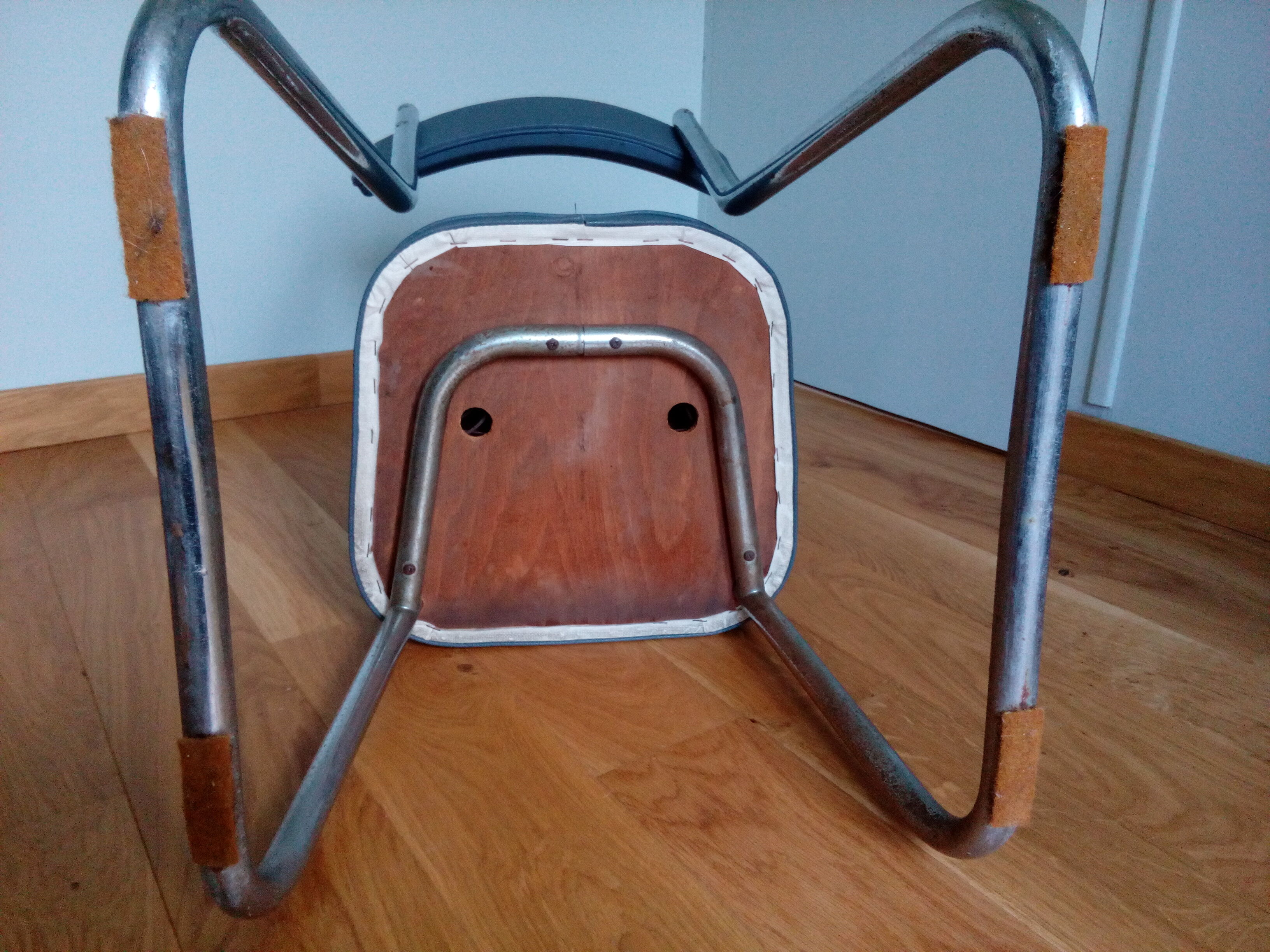 Bauhaus industrial style office chair shaped sled or sled in chrome tubular metal and skai