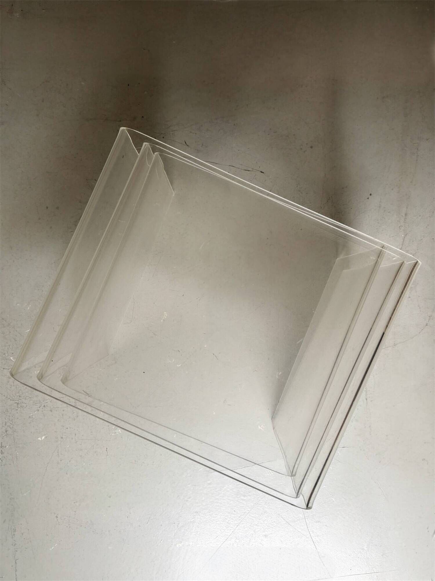 Table basse gigogne modulable en plexiglas, D. Lange Marais Les invisibles