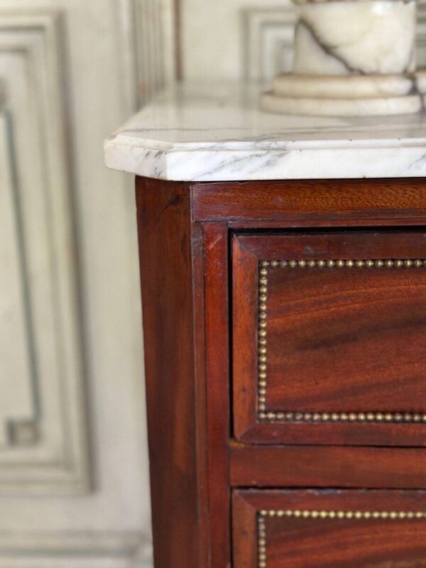 Commode Louis XVI en acajou et perlés de laiton, marbre arabescato, XVIIIème siècle