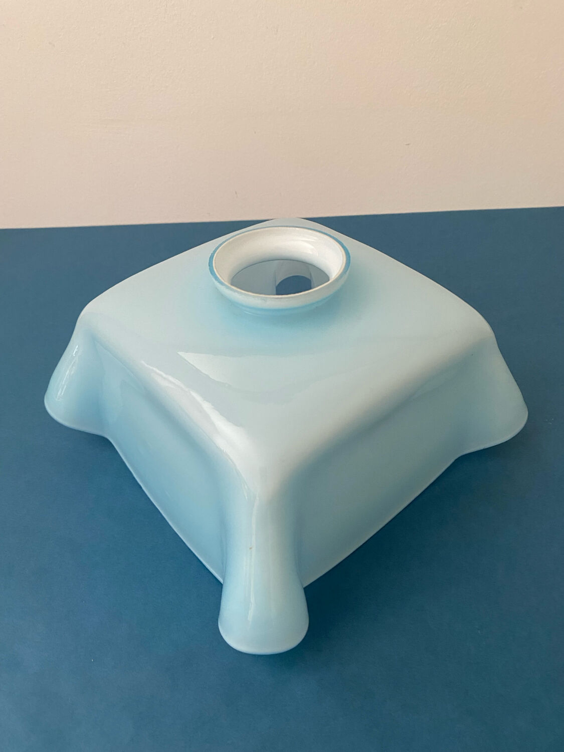 Opaline globe