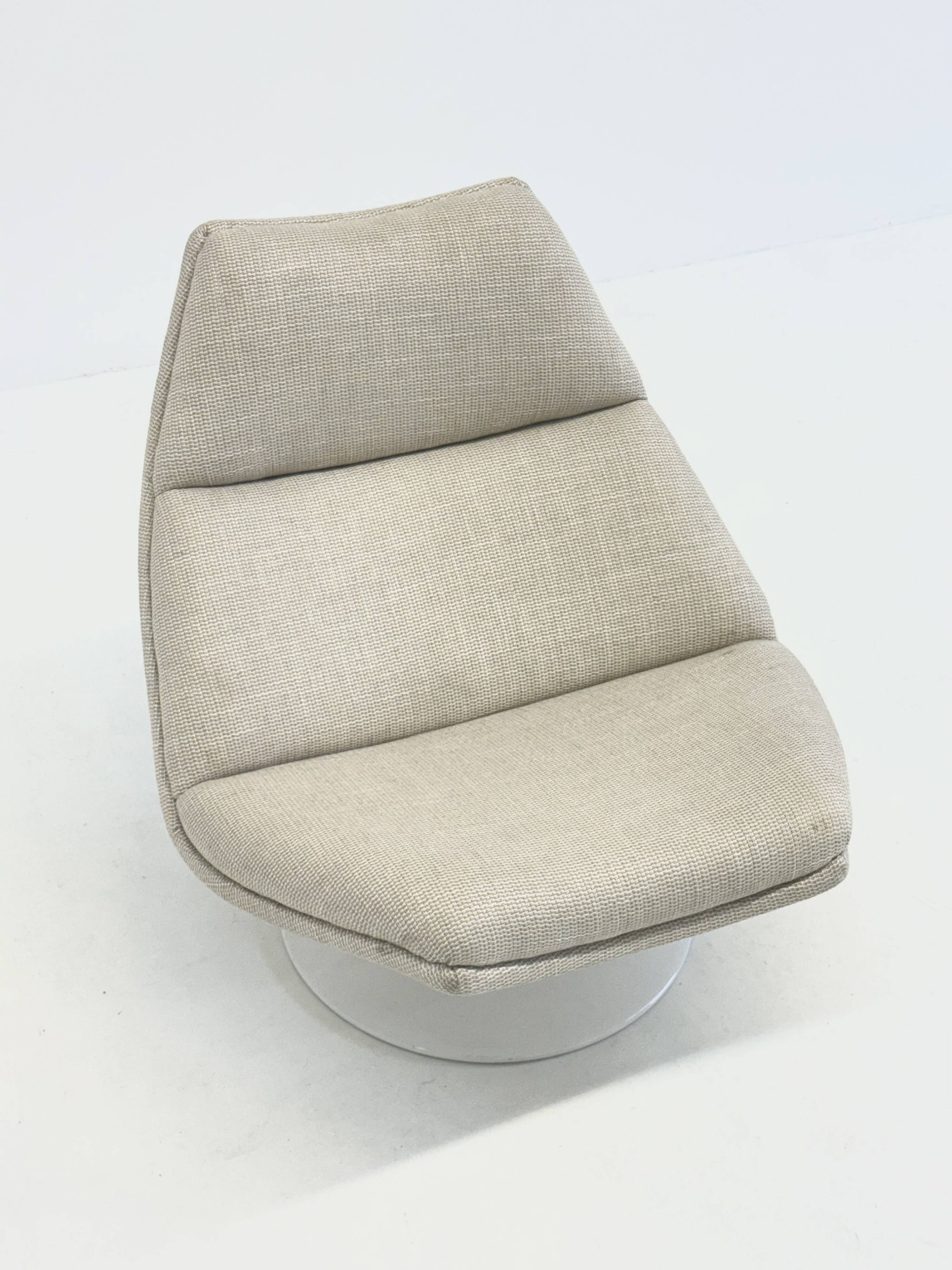 Artifort F511 armchair in cream