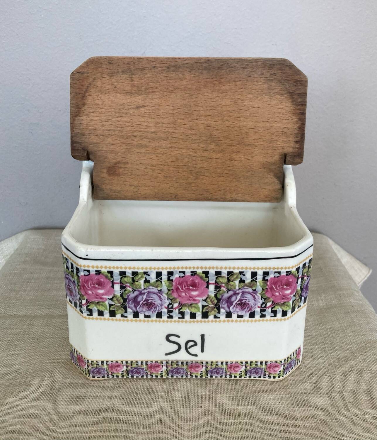 Earthenware salt cellar with rose decoration, made in Czechoslovakia, early 20th century