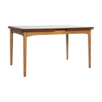 Midcentury Danish dining table model 153 in teak and oak by Børge Mogensen for Søborg