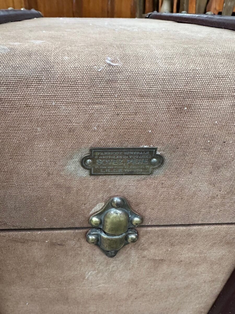 Old travel trunk "Be a Father" Lille