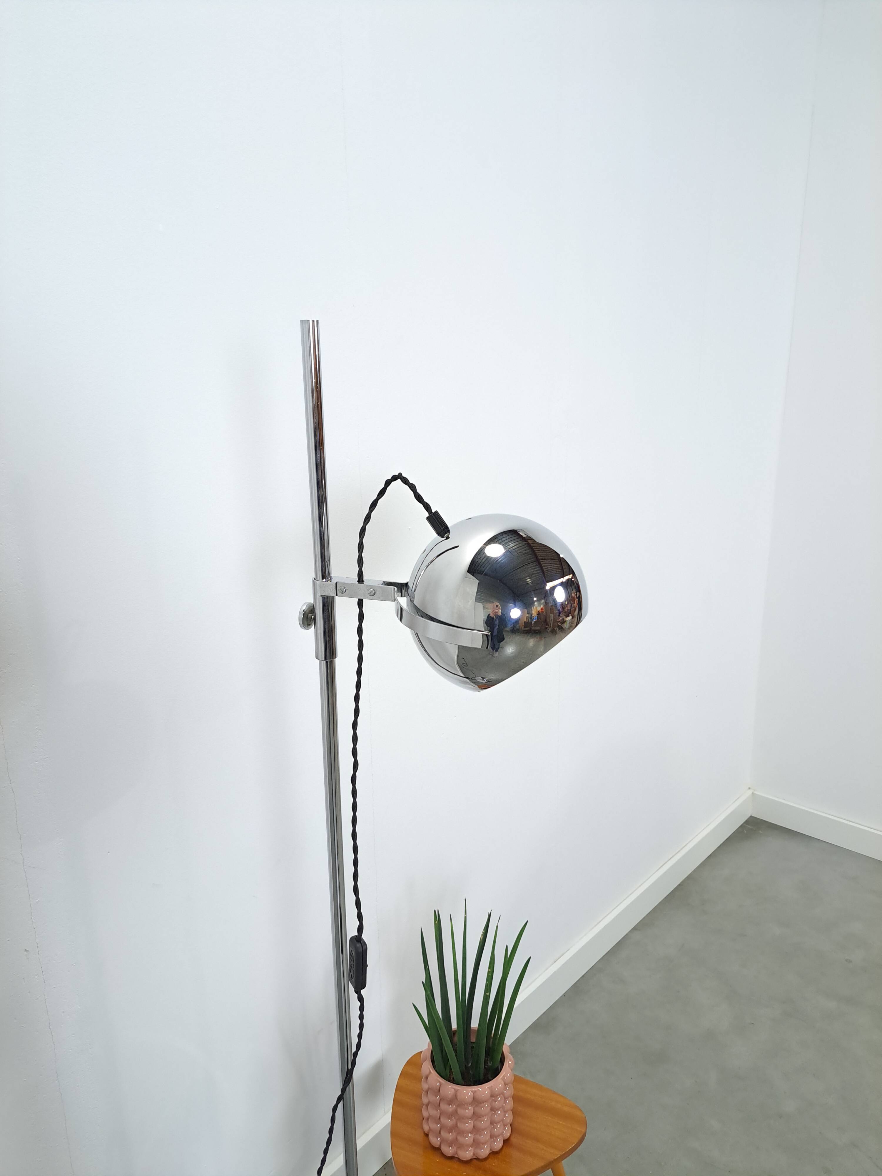 Space age chromen staande bol lamp vloerlamp