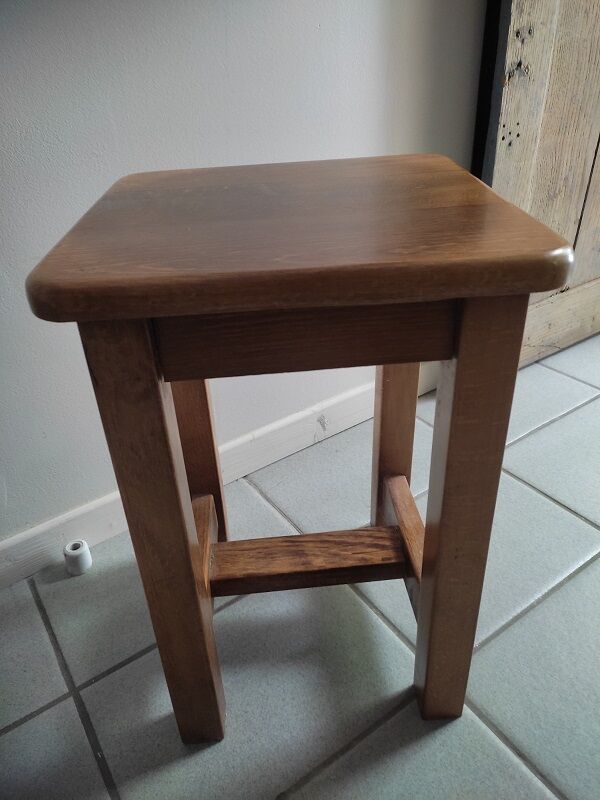 Varnished solid wood stool dp 1022701