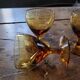 5 verres à pied ambré, années 60