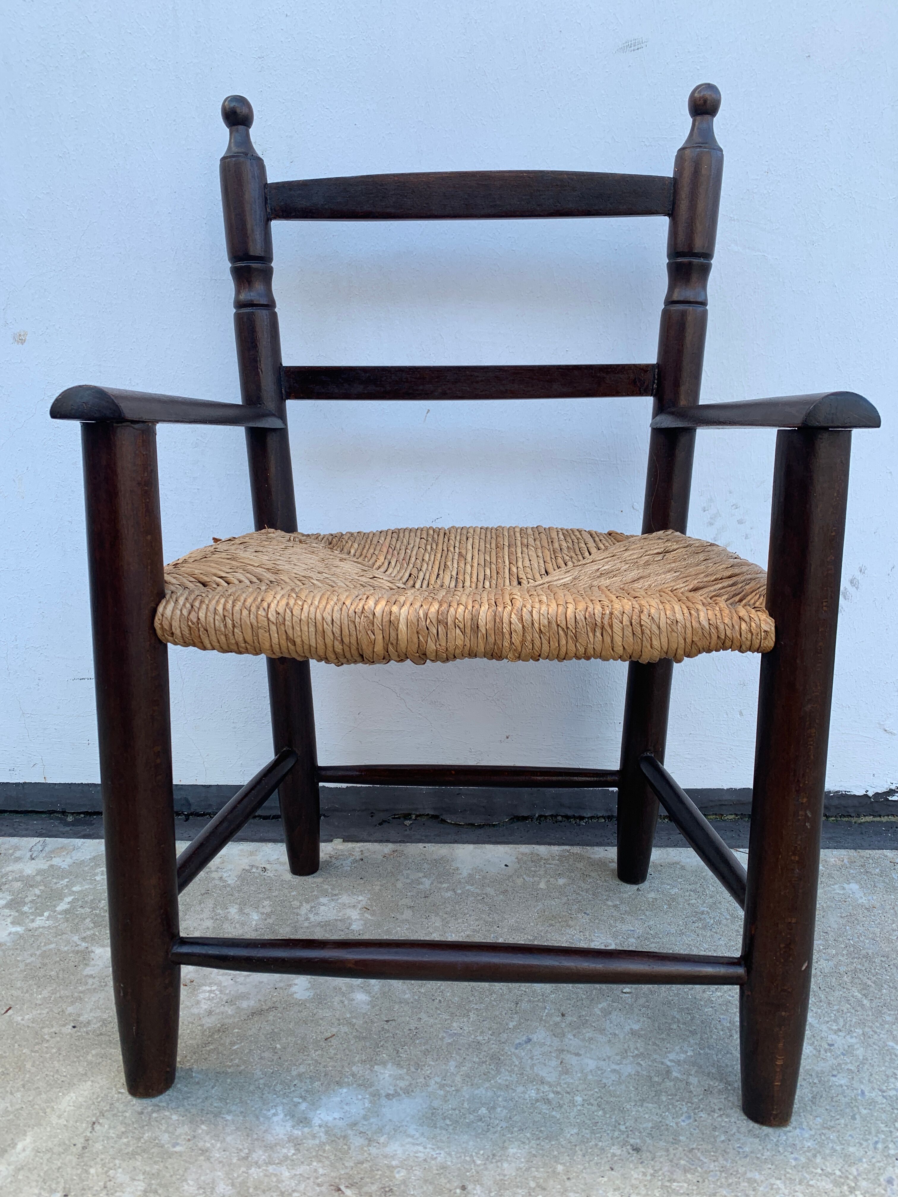 Fauteuil en bois et paille pour enfant