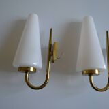 Paire de lampes en applique murale 1960 opaline et laiton
