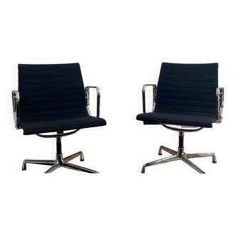 2 fauteuils EA108 de Charles & Ray Eames pour Vitra (noir)