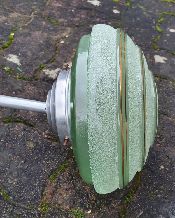 Suspension un bras, aluminium et opaline, années 50