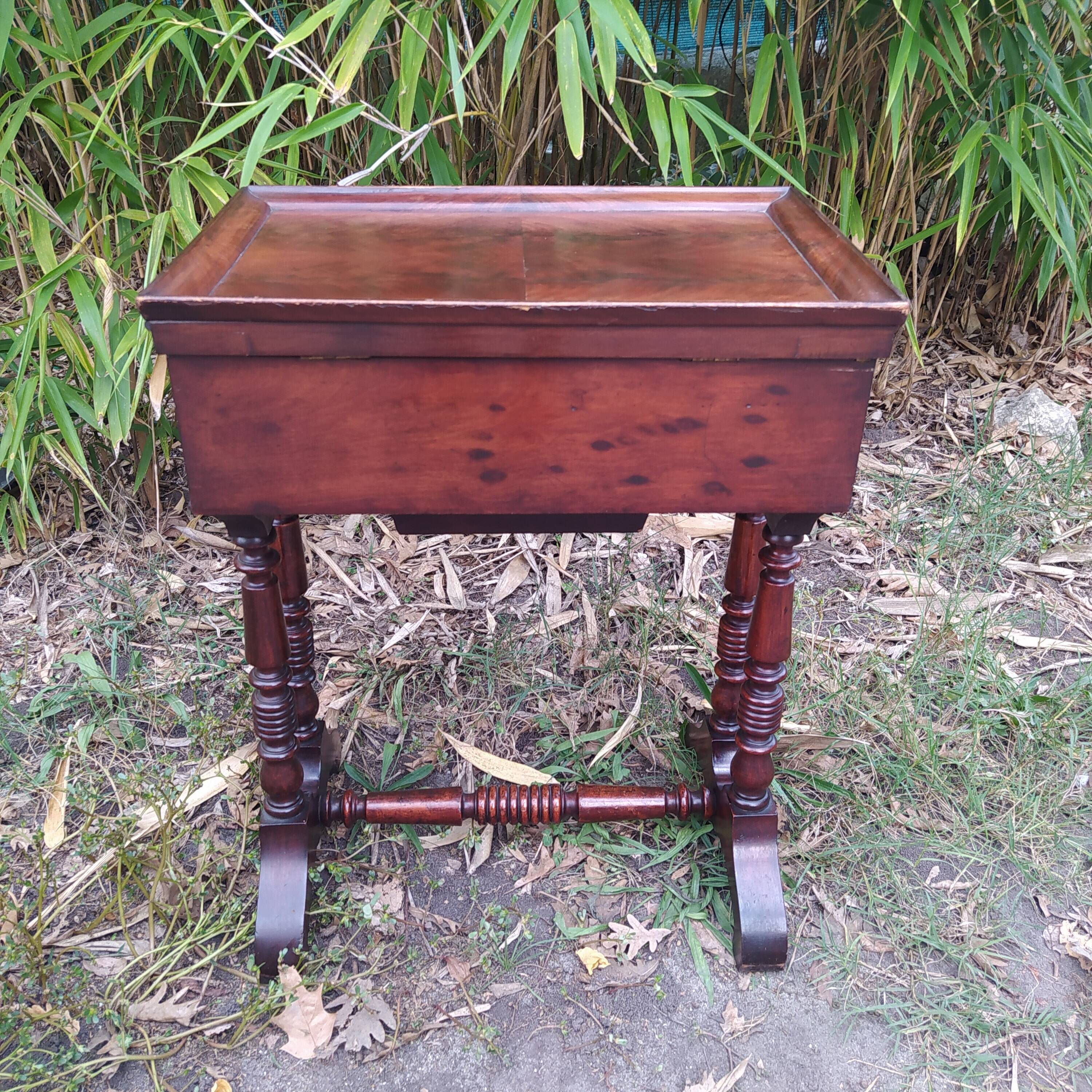 Travailleuse ou coiffeuse époque Louis Philippe