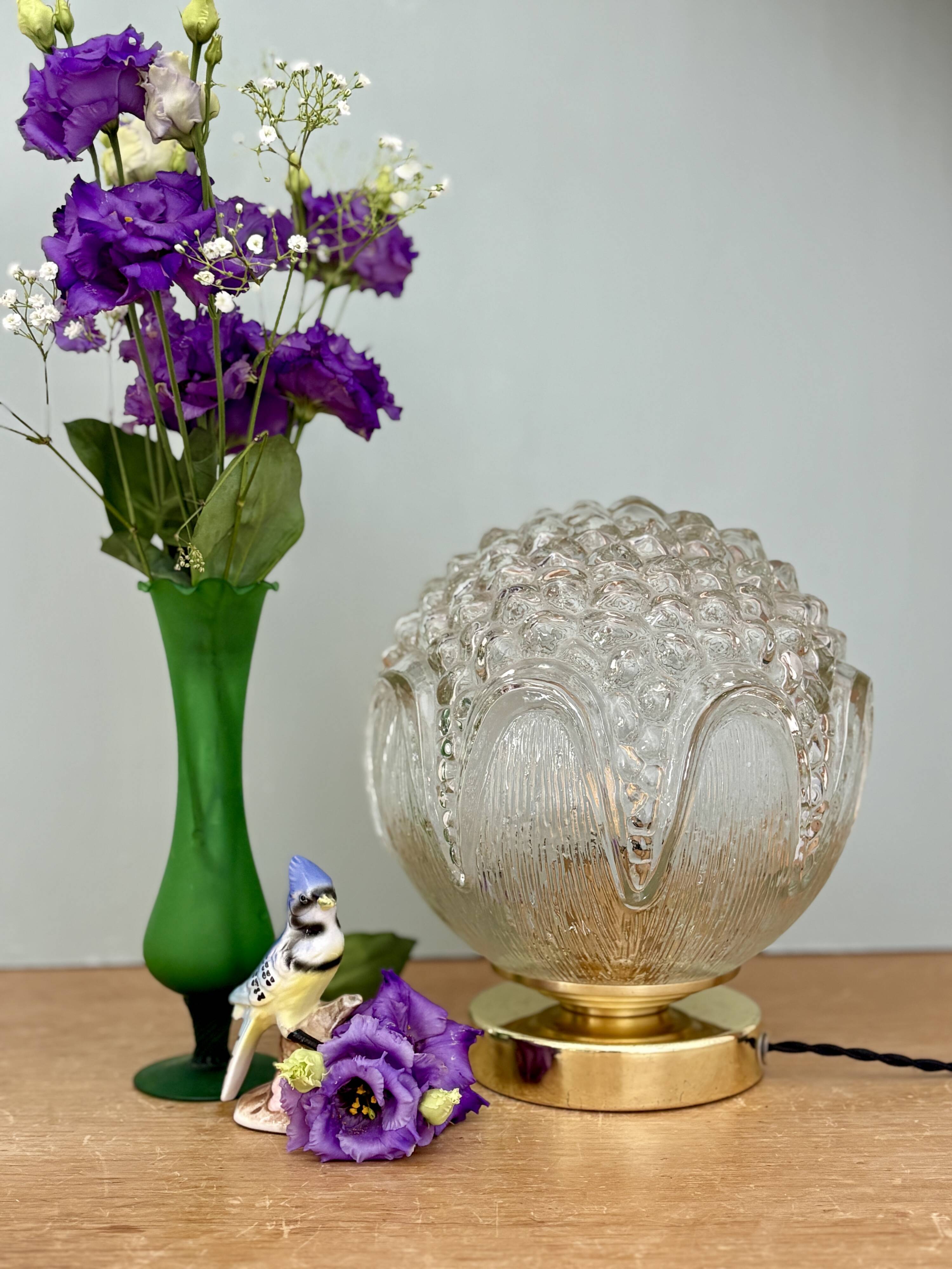 Lampe à poser globe vintage en verre moulé