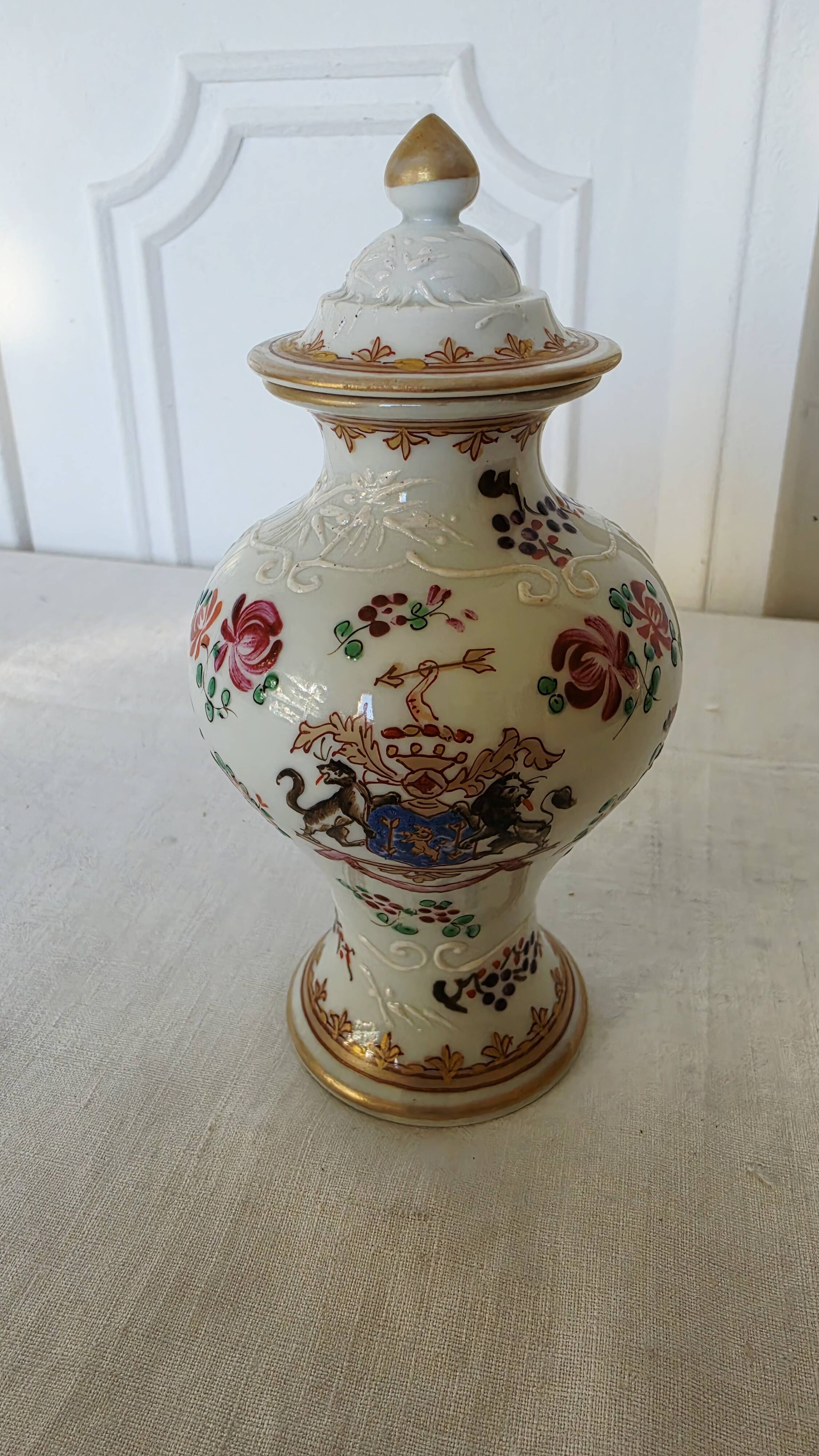 Small porcelain pot hand-painted by Samson Paris, Compagnie d style.