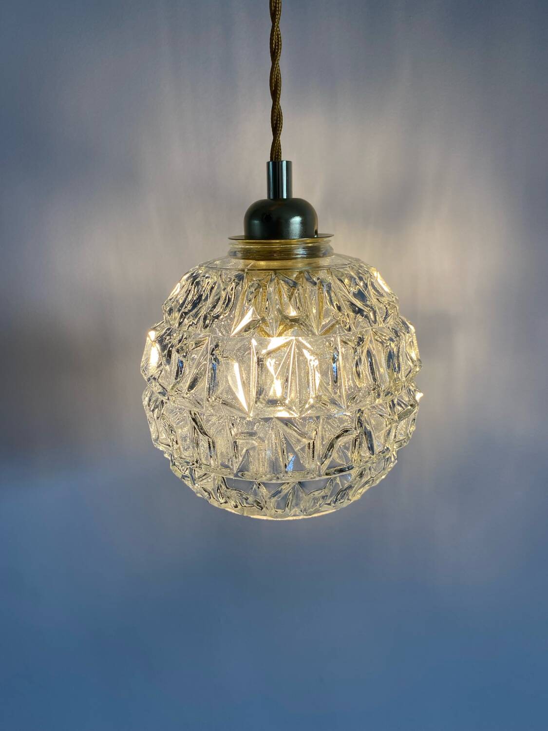 Baladeuse avec globe vintage en verre moulé