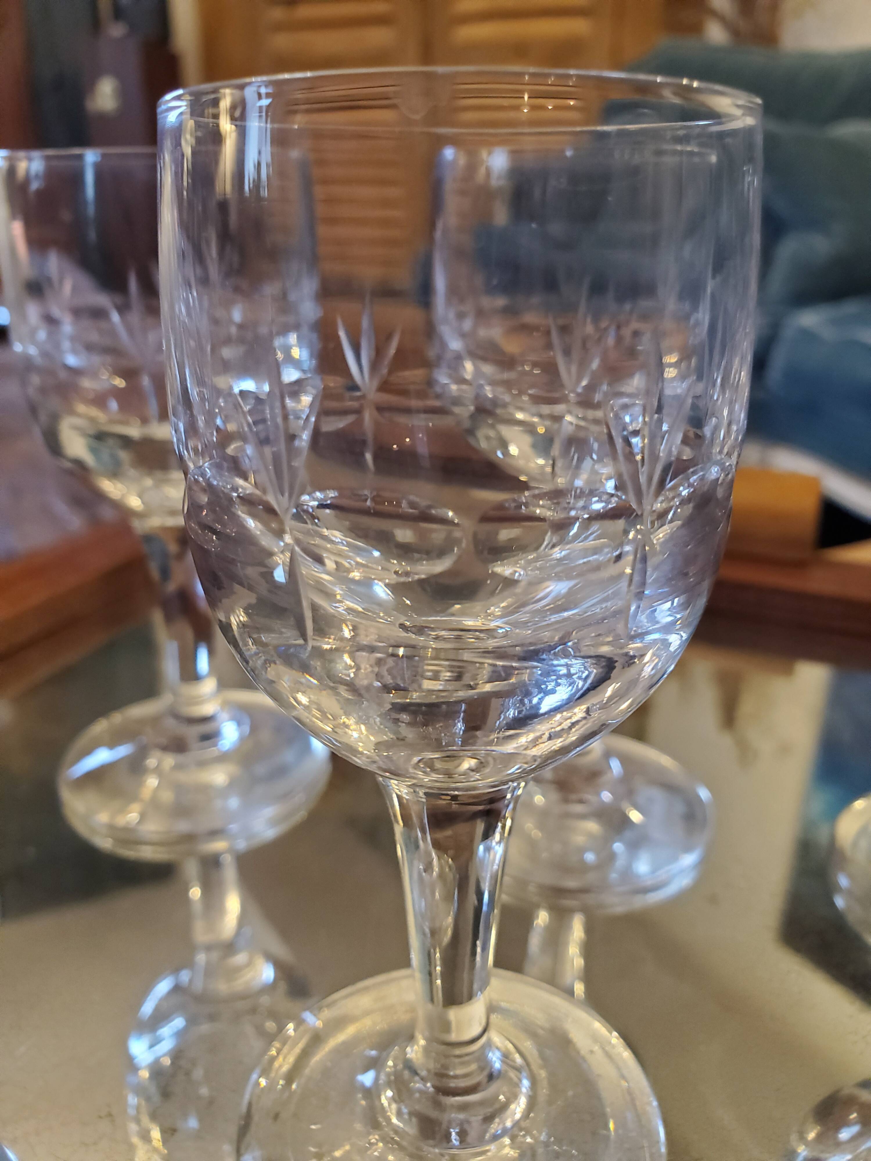 5 wine glasses in chiseled glass