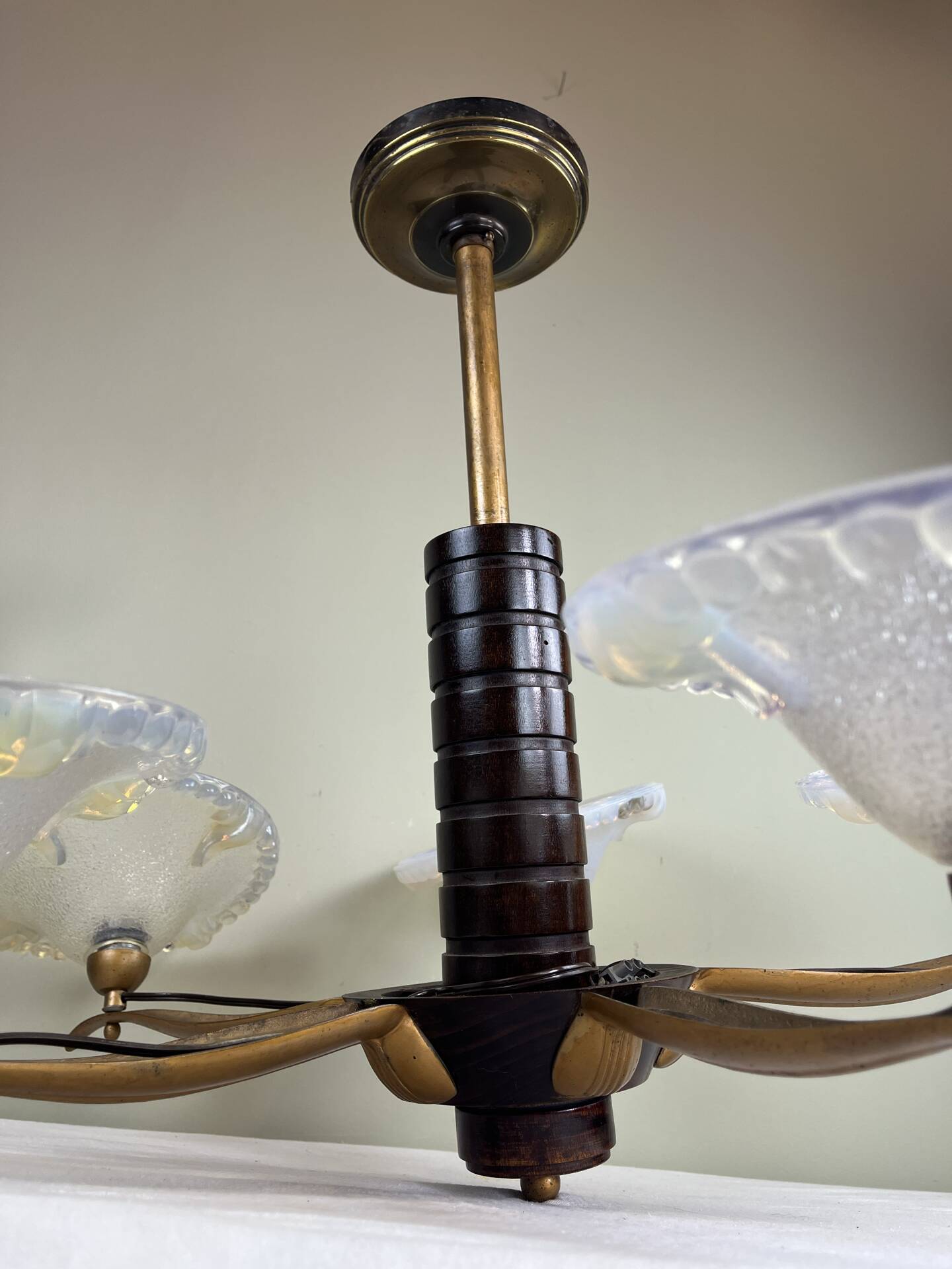 Lustre moderniste français en bois, laiton et verres opalescents
