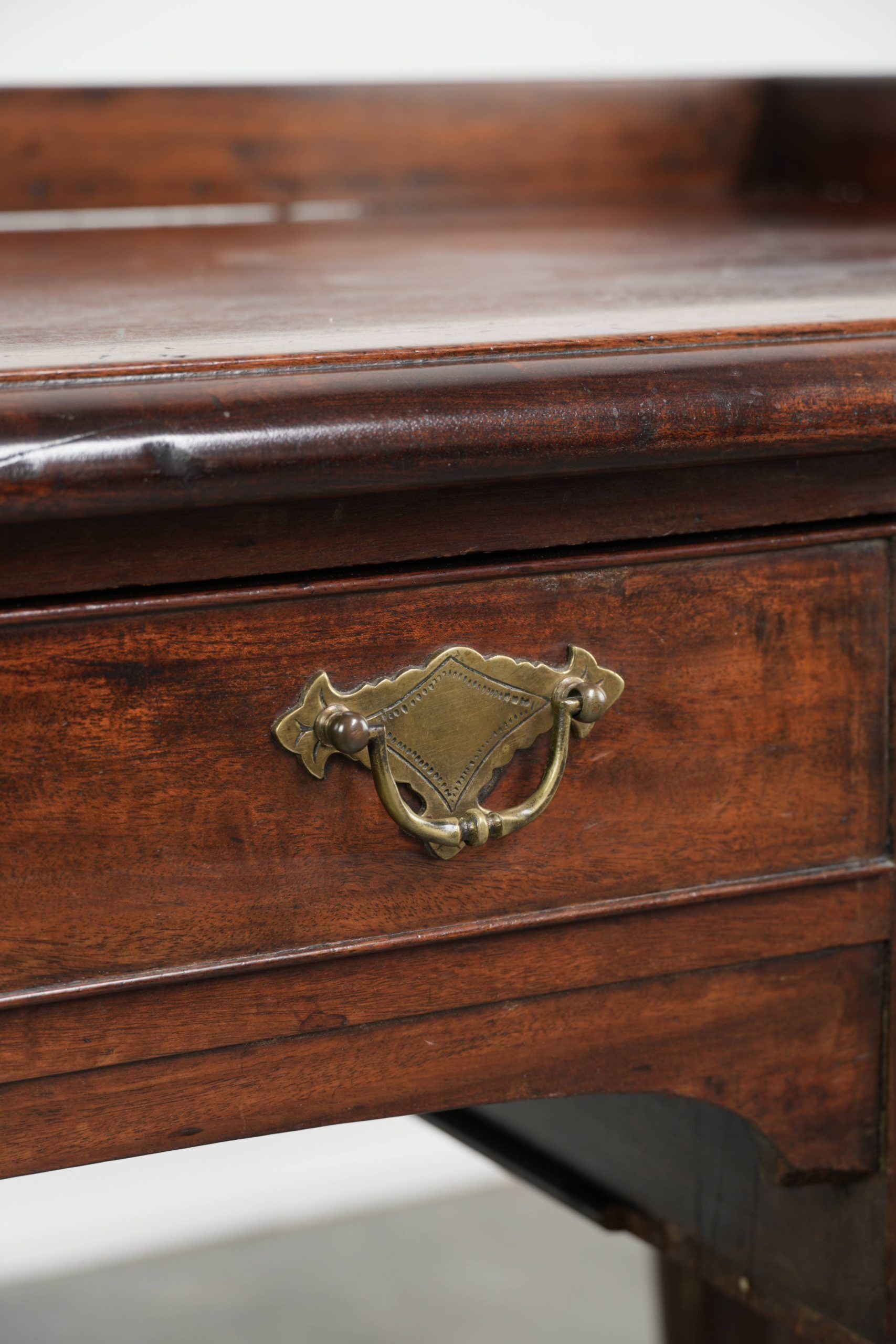 Elegant antique English desk / writing table from the mid-19th century