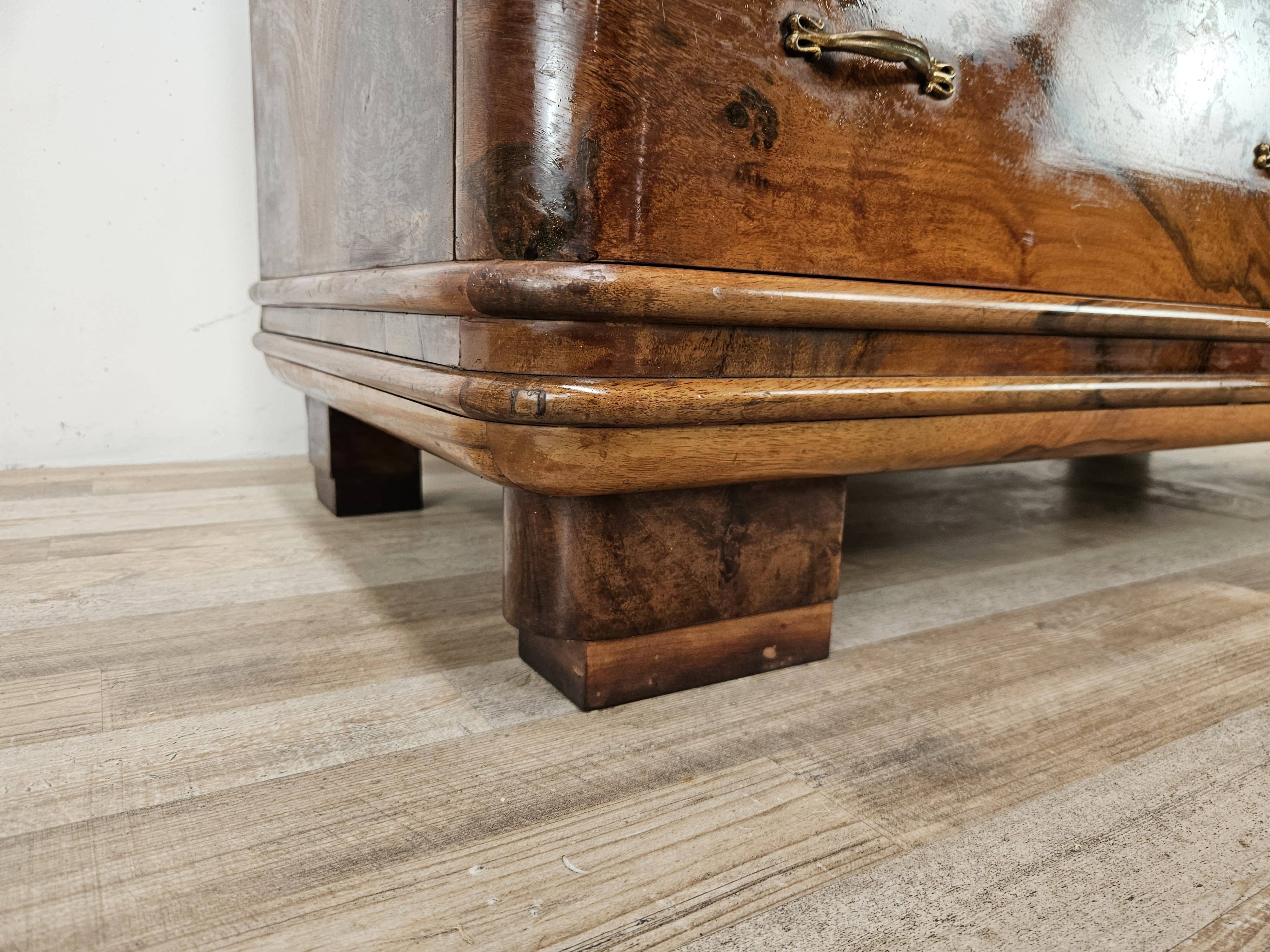 Art Decò display cabinet in walnut burl