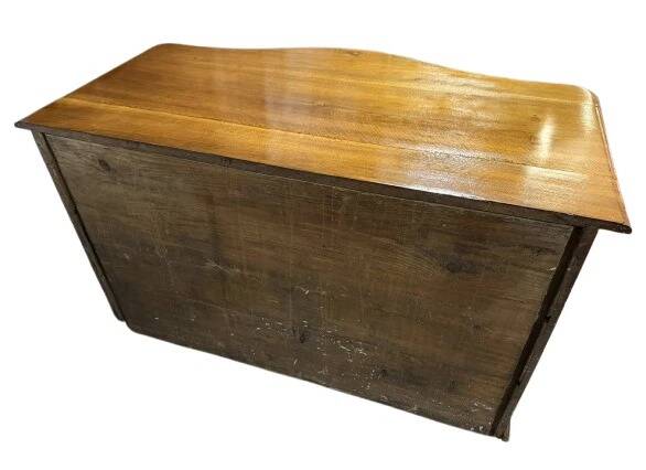 Curved chest of drawers from the Louis XIV - Louis XV period in burr walnut and gilded bronze